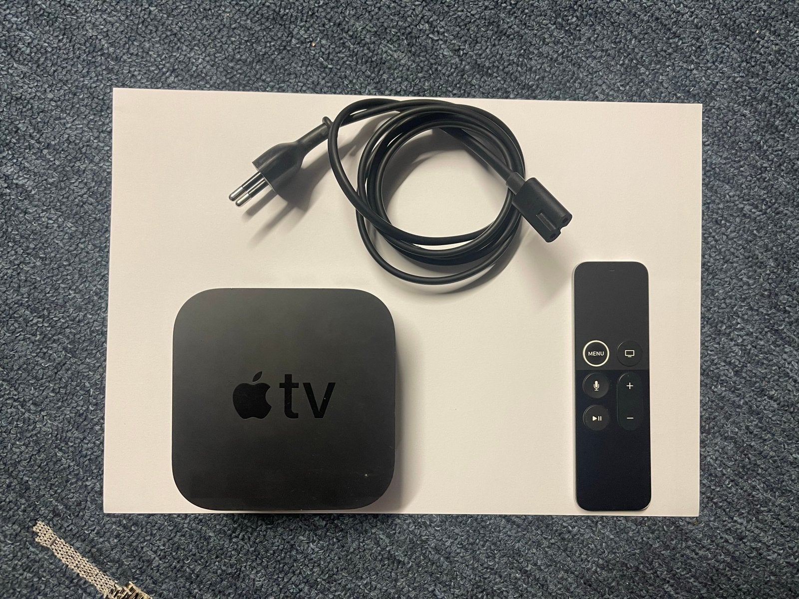 Foto 2 van Apple TV 4K 1e generatie met afstandsbediening en kabel