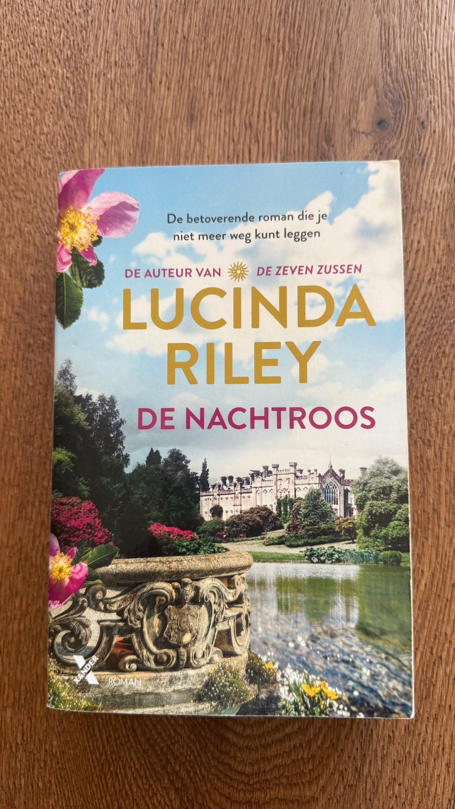 De Nachtroos Lucinda Riley, Boeken, Ophalen of Verzenden, Gelezen