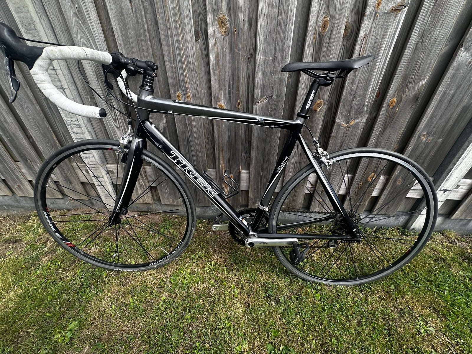 Trek racefiets met klikpedalen en dameszadel, frame maat 54, Fietsen en Brommers, Fietsen | Racefietsen, Aluminium, Zo goed als nieuw