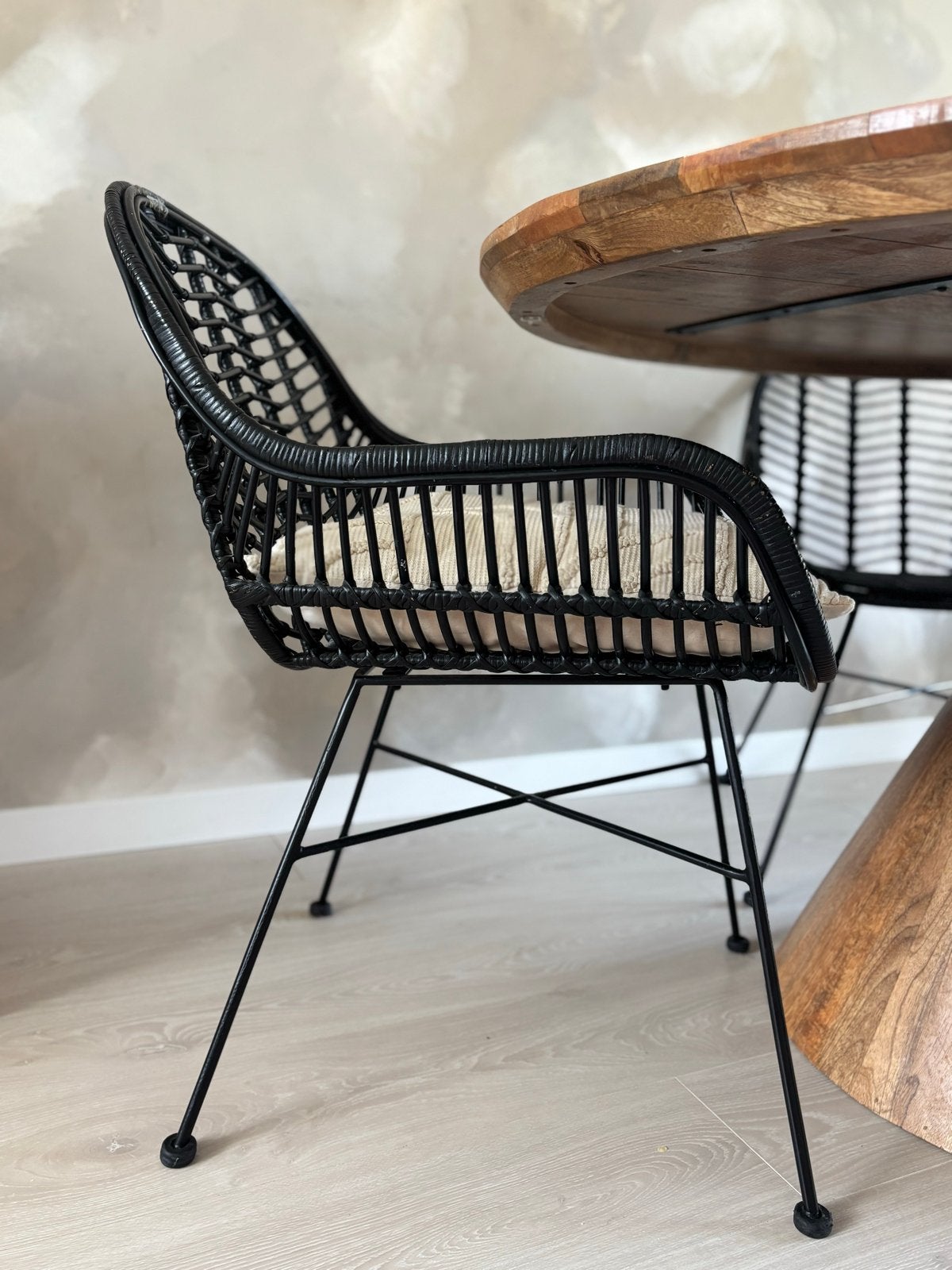 4 zwarte rotan stoelen met metalen onderstel, Huis en Inrichting, Ophalen, Zwart, Zo goed als nieuw, Vier