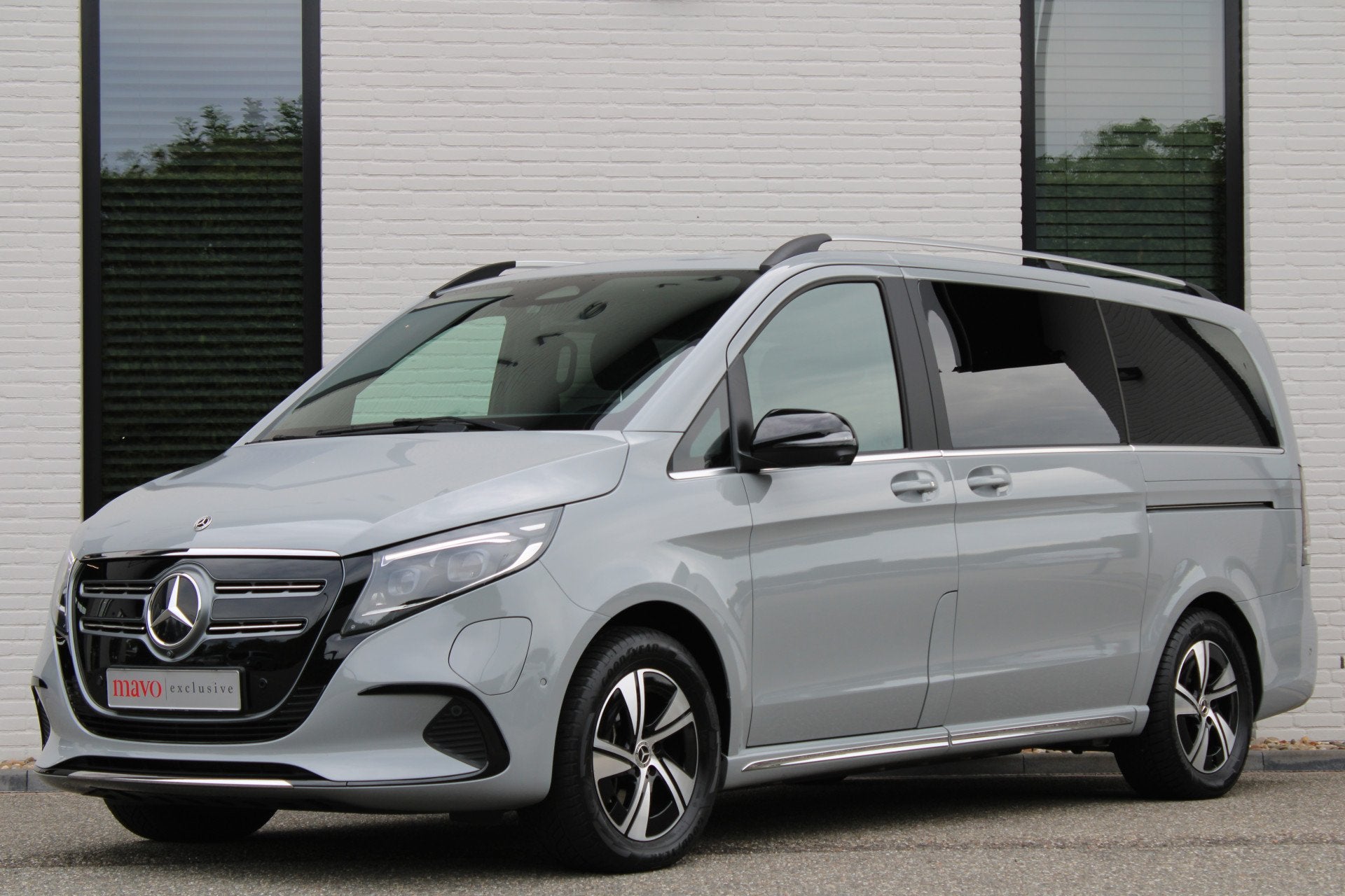 Mercedes-Benz EQV 300 L2 / AMG / 7-Persoons / Luchtvering /, Gebruikt, Met garantie (alle), 2535 kg, 7 stoelen