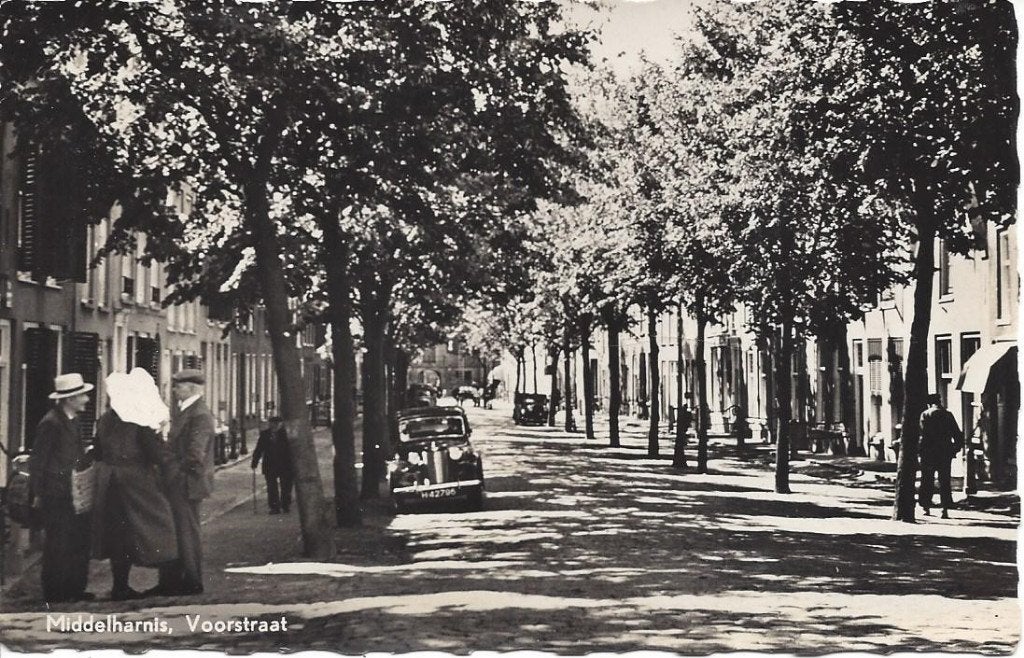 Middelharnis (Z.H.) Voorstraat, Volk, Auto's, gelopen 1955, Ophalen of Verzenden, 1940 tot 1960, Gelopen, Zuid-Holland