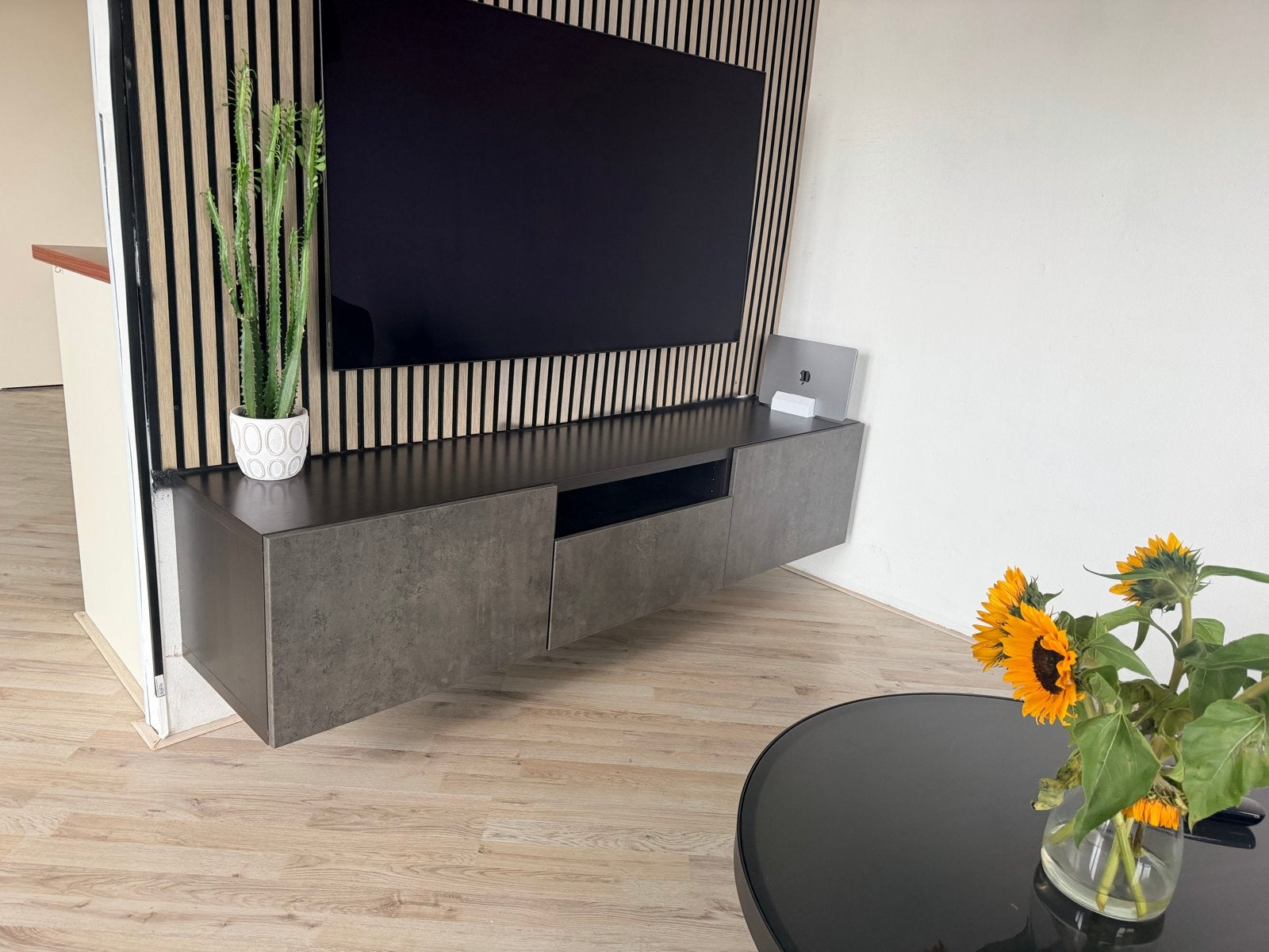 Modern zwevend tv-meubel - Zo goed als nieuw, Ophalen, Overige materialen, 150 tot 200 cm, Zo goed als nieuw