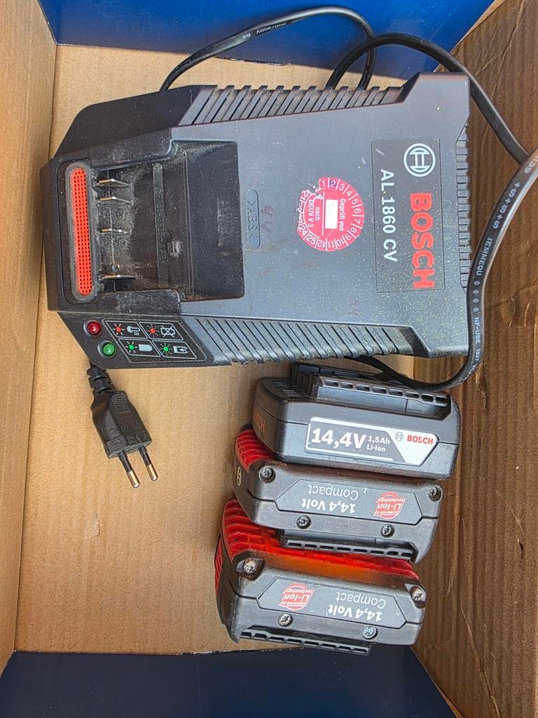 Te koop Bosch acculader +3 accu's, Ophalen of Verzenden