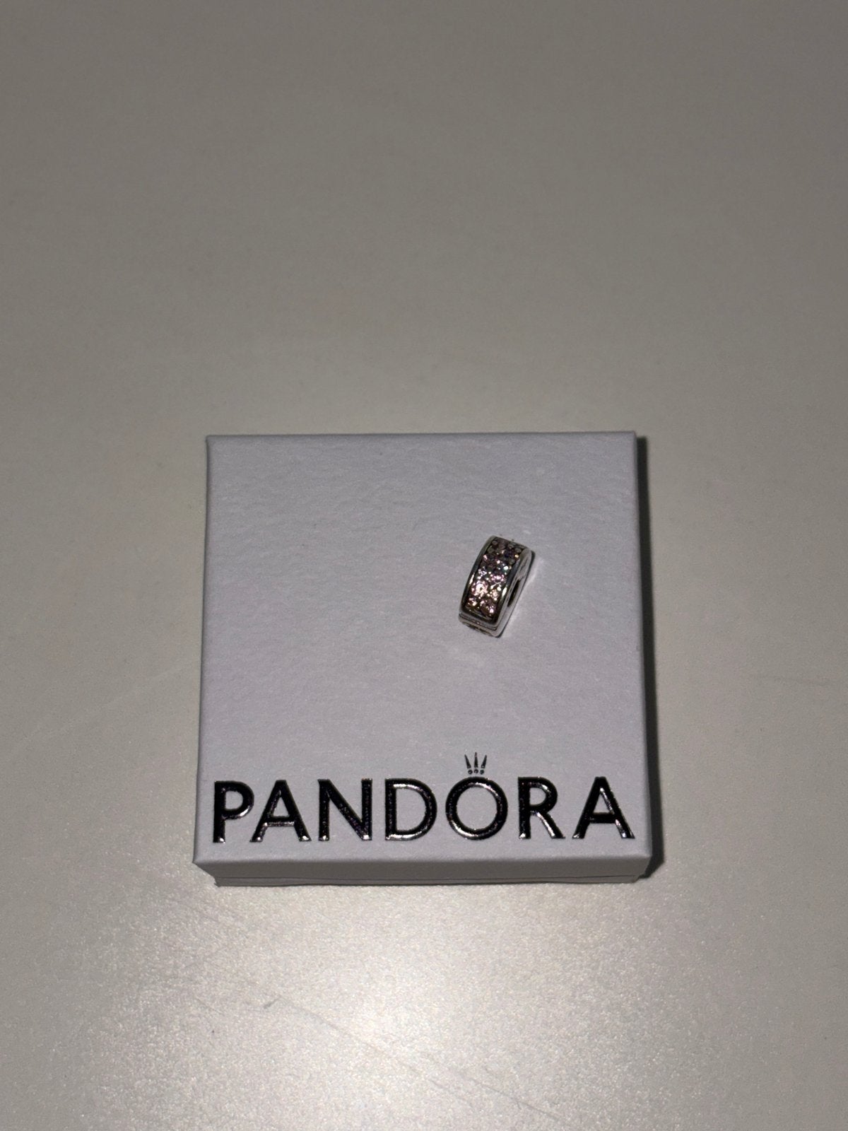Pandora clip bedel met strass - Zilver, Sieraden, Tassen en Uiterlijk, Bedels, Pandora, Ophalen of Verzenden, Zo goed als nieuw