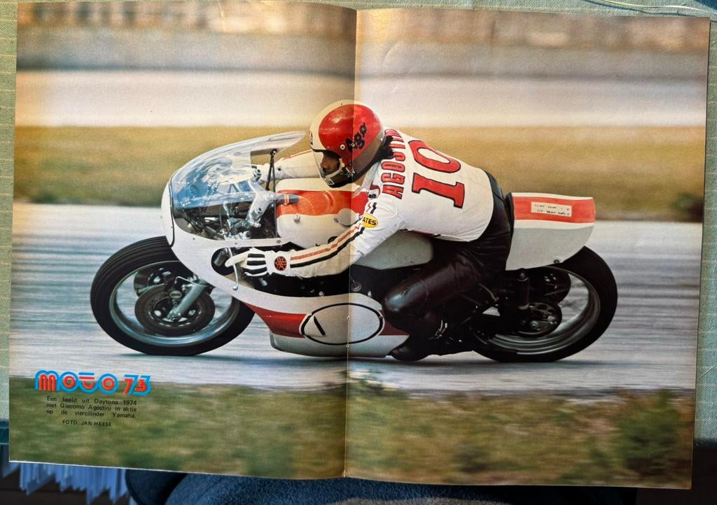 Poster 1974 Giacomo Agostini op Yamaha in Daytona, Verzenden, Zo goed als nieuw, Motoren