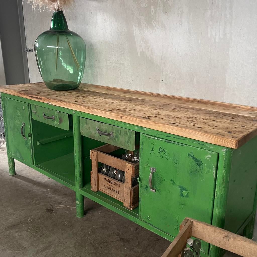 Vintage werkbank, oude groene toonbank, oud dressoir, Antiek en Kunst, Curiosa en Brocante, Ophalen