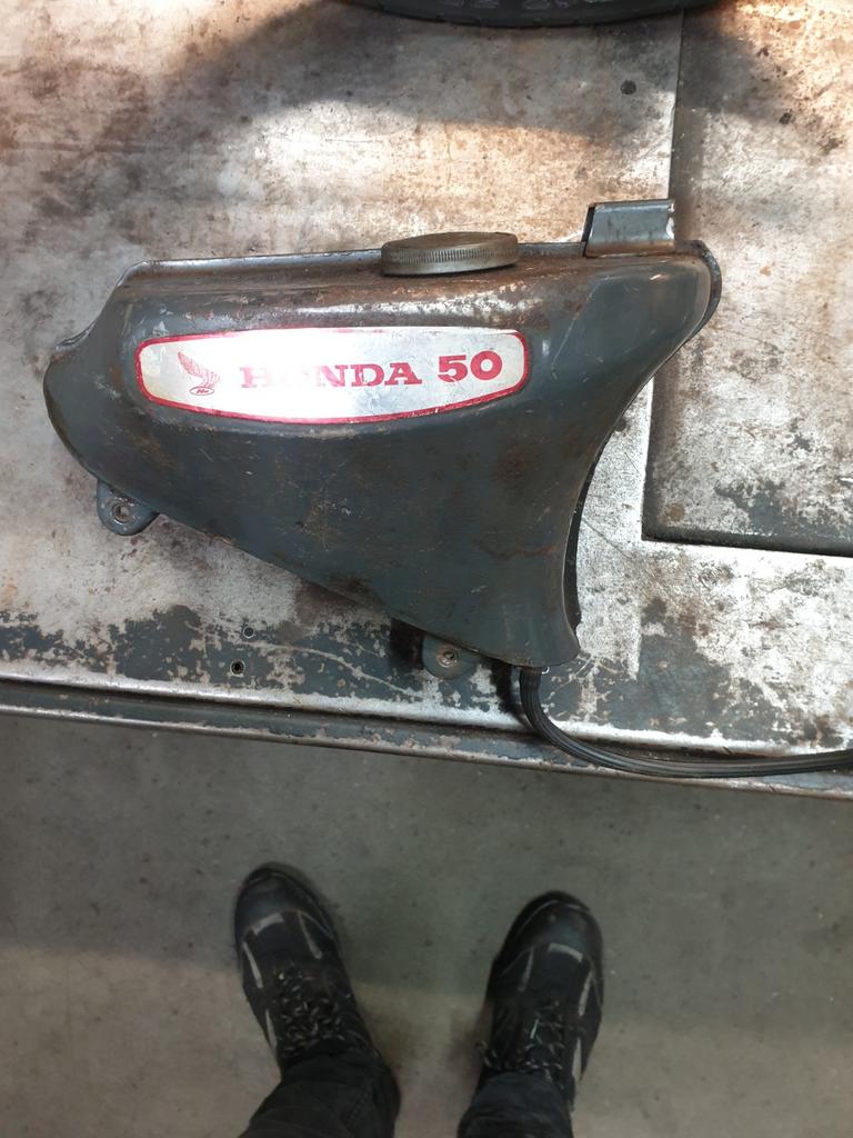 Honda c50 benzinetank., Fietsen en Brommers, Brommeronderdelen | Oldtimers, Ophalen of Verzenden, Gebruikt, Frame, Overige merken