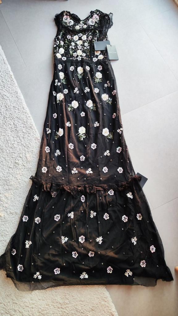Needle & Thread Elegante zwarte jurk met bloemenborduurwe, Kleding | Dames, Jurken, Zo goed als nieuw, Maat 38/40 (M), Zwart, Onder de knie
