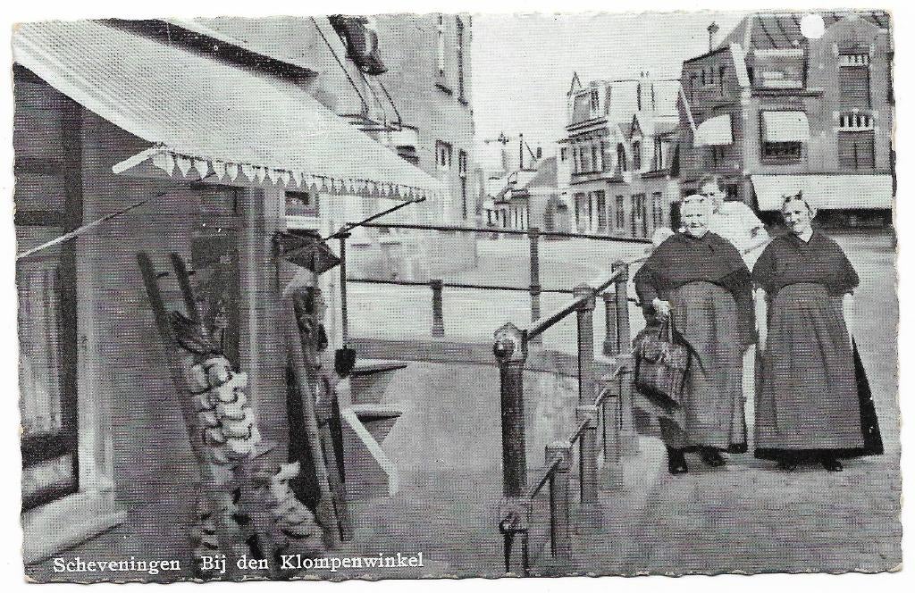 Scheveningen bij de klompenwinkel, Ophalen of Verzenden, 1940 tot 1960, Ongelopen, Zuid-Holland