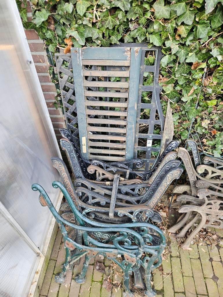 Diverse gietijzeren tuinbankdelen zij en rug delen, Ophalen, Gebruikt, Metaal