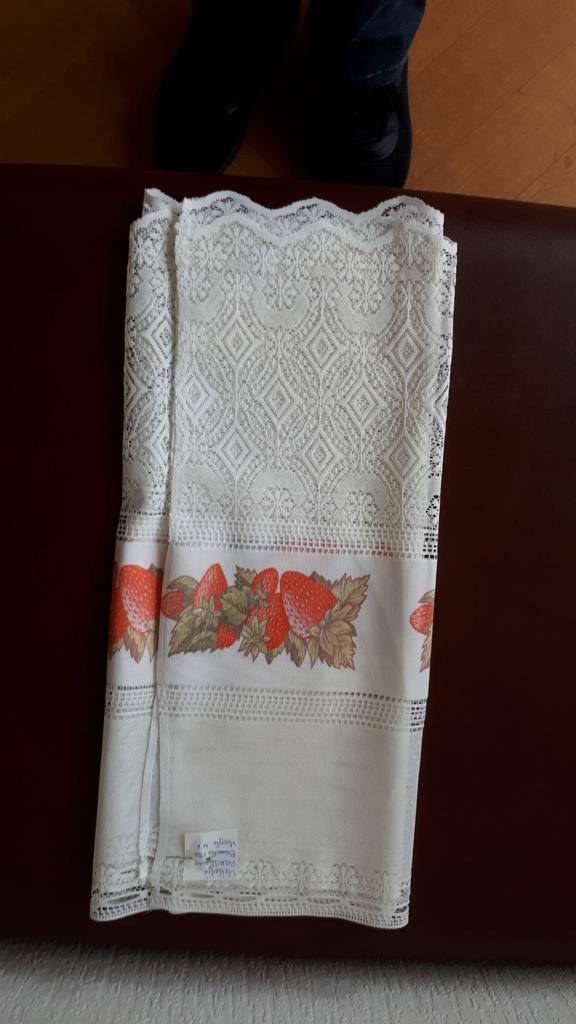 Een bijzonder creme kleurig vitrage valletje met aardbeien., Gezellig, 150 tot 200 cm, Ophalen of Verzenden, Zo goed als nieuw