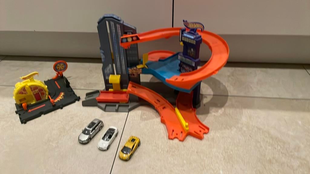 Hot wheels stad, pizza tent en 3 auto’s, Ophalen of Verzenden, Zo goed als nieuw, Handmatig, Hot Wheels