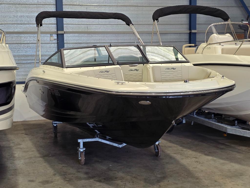 Sea Ray SPX 210 2021 4.5L 250 PK | Zeer ruime bowrider, Watersport en Boten, Ophalen, Gebruikt, Binnenboordmotor, 200 pk of meer