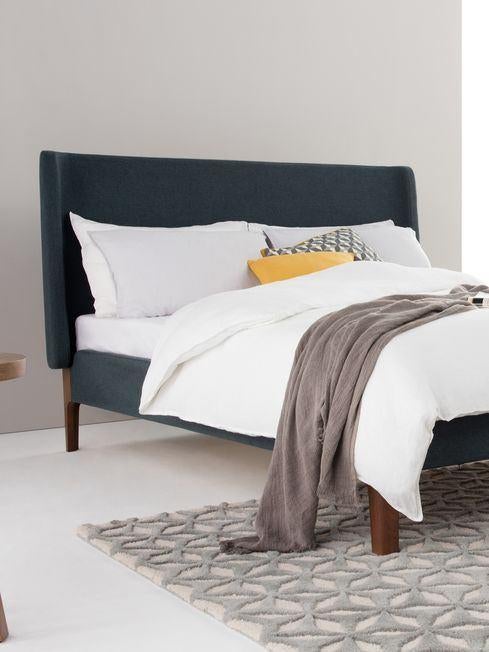 Mooi blauw tweepersoonsbed met warme bruine houten poten, Ophalen, Blauw, Tweepersoons, Zo goed als nieuw