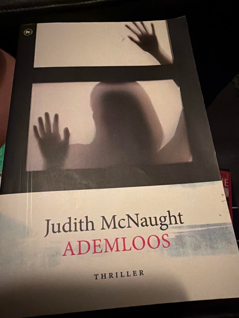 D4.   Ademloos - Judith McNaught Thriller, Boeken, Ophalen of Verzenden, Zo goed als nieuw, Nederland