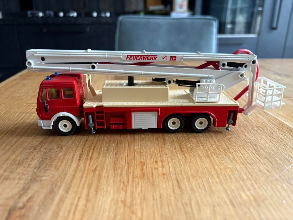 Siku 1/55 Mercedes-Benz SK brandweerwagen knikarmhoogwerker, Ophalen of Verzenden, Gebruikt, Bus of Vrachtwagen, SIKU