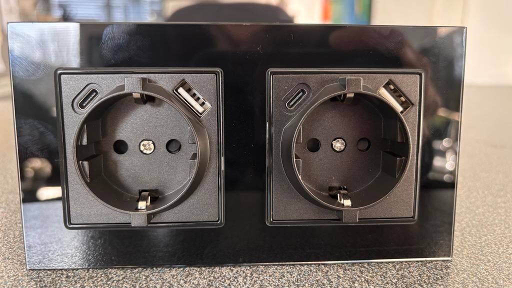 Dubbele Wandcontactdoos met 2xUSB A en 2x USB C Zwart, Ophalen of Verzenden, Nieuw, Stopcontact