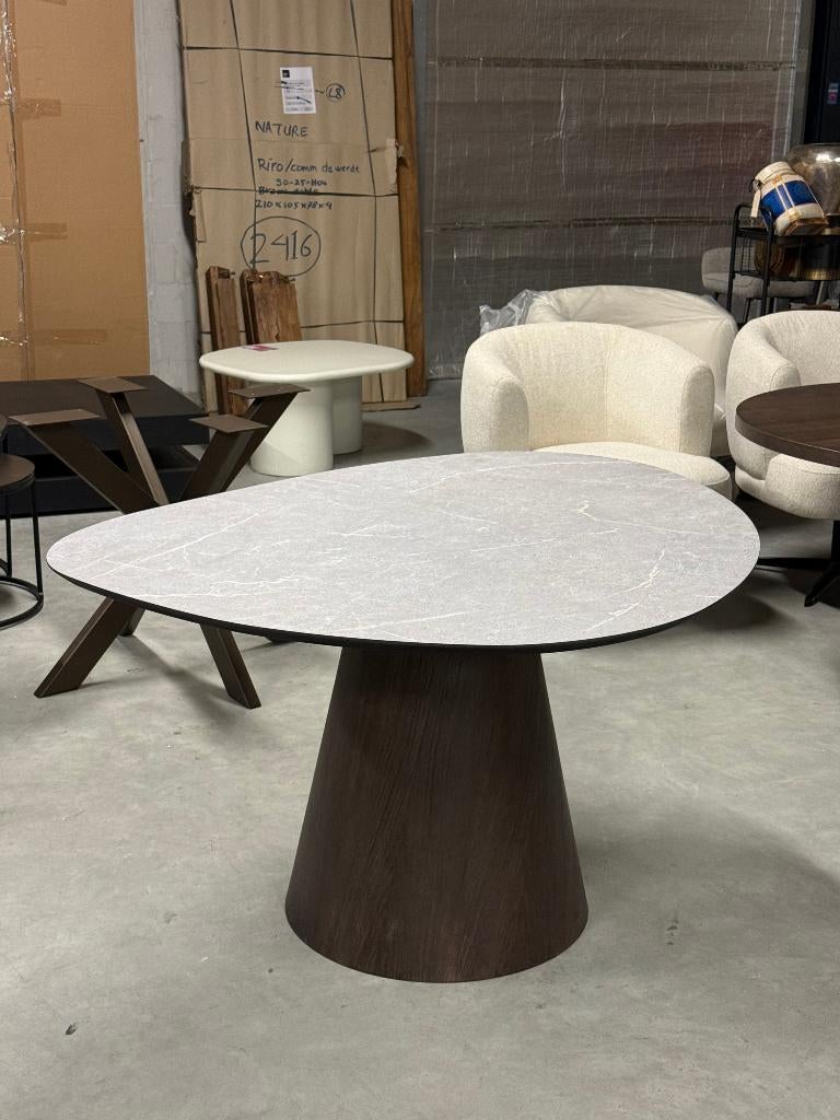 Organische steen ovaal tafel Japandi stijl**Showroom model**, Huis en Inrichting, Tafels | Eettafels, Nieuw, 100 tot 150 cm, 100 tot 150 cm