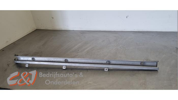 Schuifdeur Rail rechts van een Volkswagen Transporter