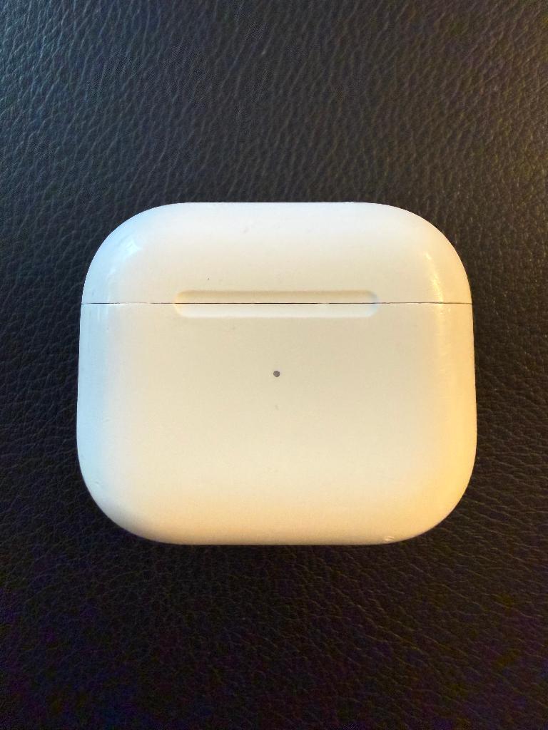 APPLE AirPods 3 A2566 charging case, Gebruikt, Ophalen of Verzenden, Apple, In oorschelp (earbud)