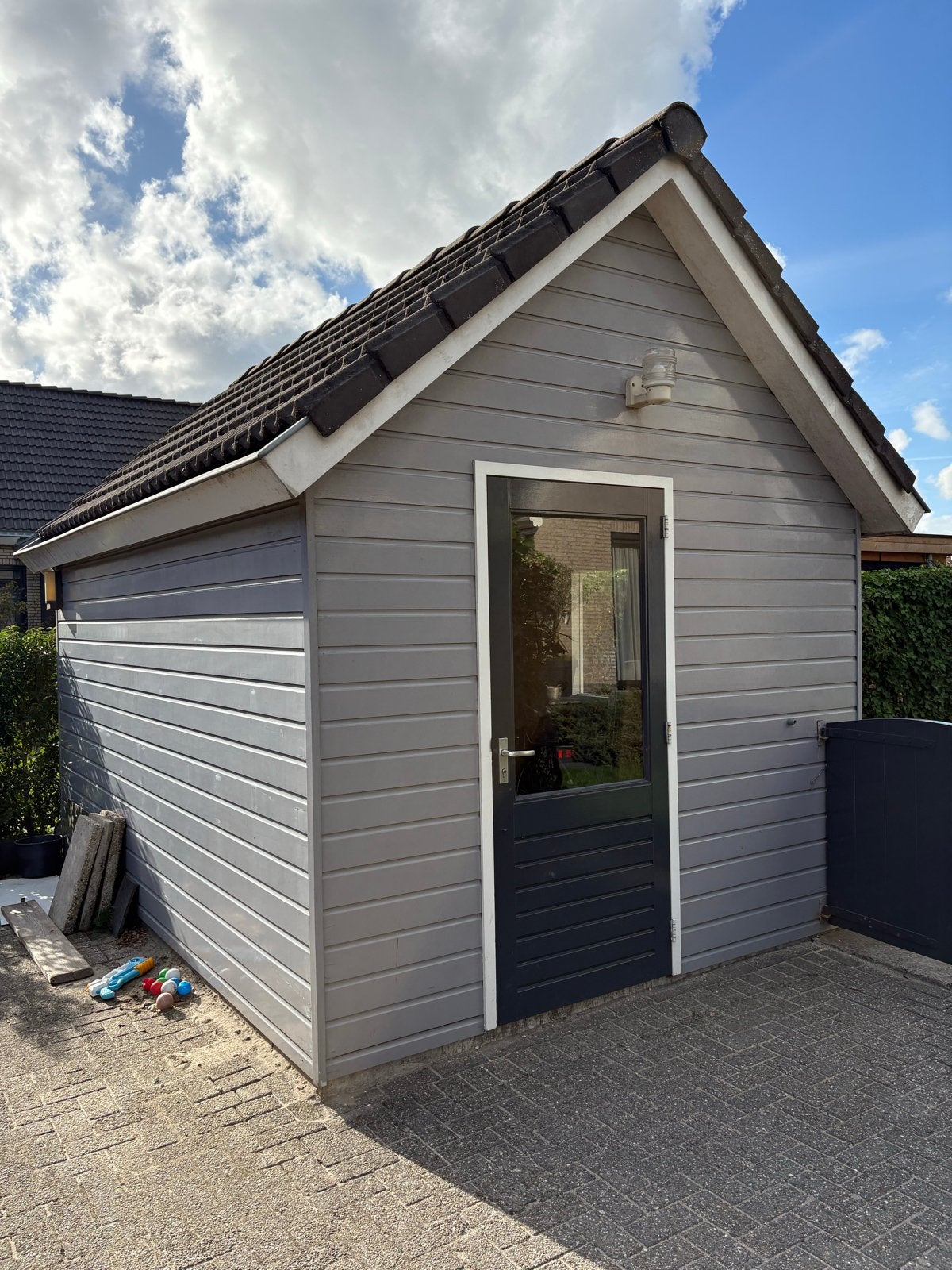 Robuuste Houten Berging met Dakpannen en Ramen, Tuin en Terras, Ophalen, Gebruikt, Hout, Fietsenberging