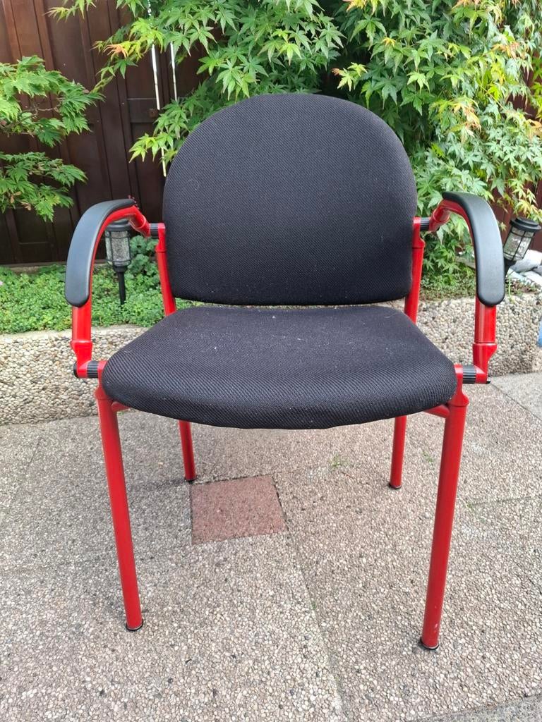 Stoel met rode poten en zwarte bekleding, Ophalen, Gebruikt, Modern, functioneel, Zwart
