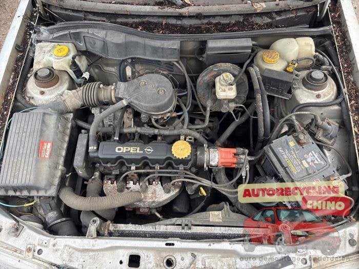 Motor van een Opel Astra, Ophalen, Gebruikt, -, -