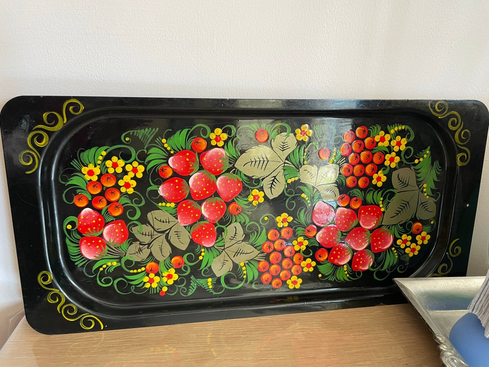Decoratief dienblad met aardbeien en bessen, Verzenden