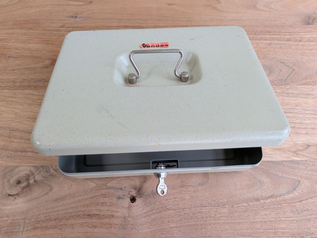 Vintage geldkistje met sleutel, Ophalen, Gebruikt