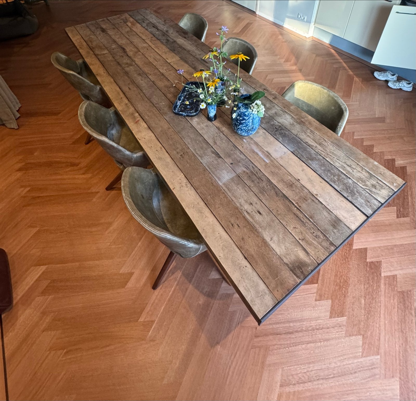 Robuuste eettafel van oud hout met metalen onderstel, Huis en Inrichting, Tafels | Eettafels, Ophalen, Gebruikt, 200 cm of meer