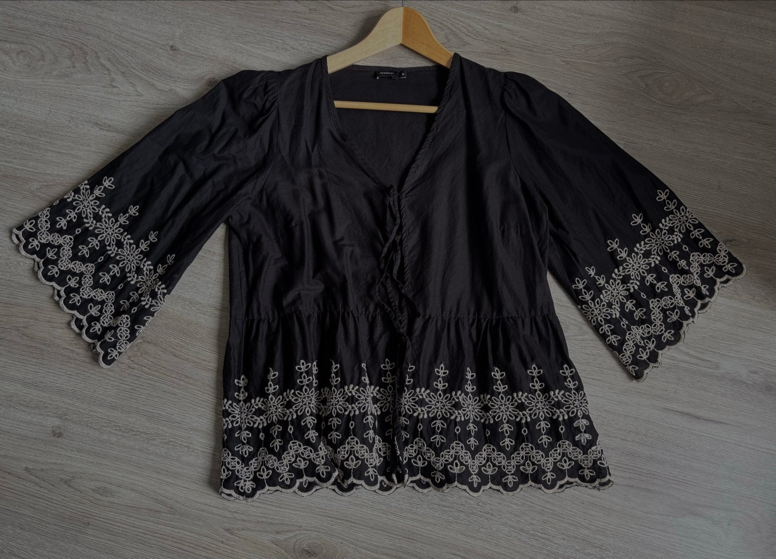 Jensen zwarte blouse met borduursel en driekwart mouwen, Kleding | Dames, Ophalen of Verzenden, Zo goed als nieuw, Maat 38/40 (M)