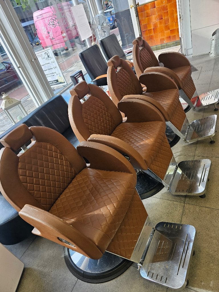 kappers stoelen, Knippen