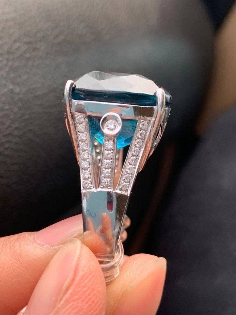 Prachtige ring van 18k goud, 44 diamanten & 10ct grote Topaz, Sieraden, Tassen en Uiterlijk, Ringen, 18 tot 19, Wit, Ophalen of Verzenden