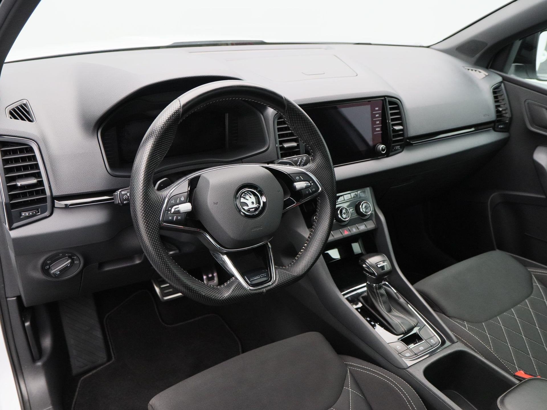 Skoda Karoq 1.5 TSi 150 Pk Automaat Sportline Business | Tre, Auto's, Stof, 4 cilinders, Wit, Karoq