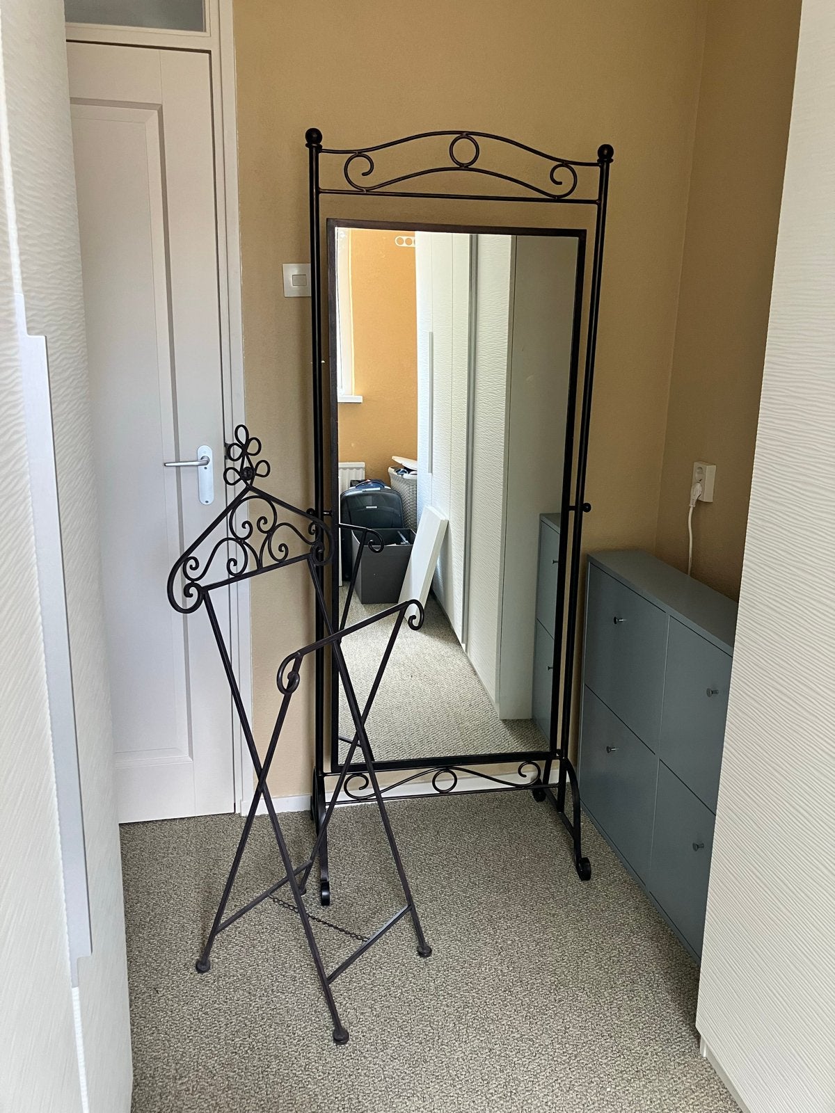 Passpiegel met sierlijk zwart metalen frame, Huis en Inrichting, Woonaccessoires | Spiegels, Ophalen, Gebruikt, 150 tot 200 cm