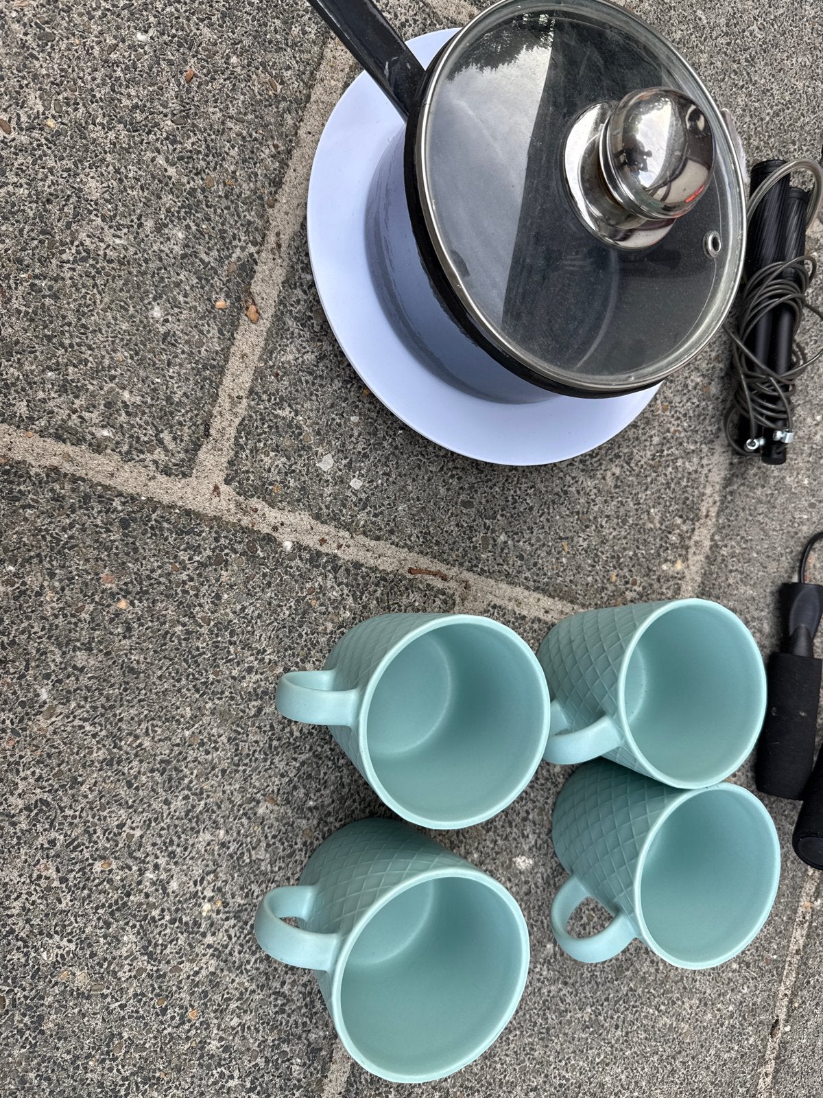 Gratis 4 lichtblauwe mokken en een steelpan met deksel, Ophalen, Steen/keramiek, Overige merken, Overige typen