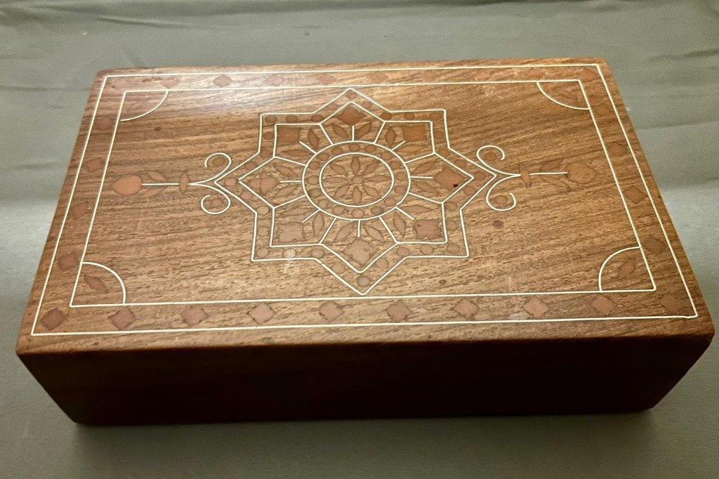 Decoratieve houten bewaardoos – 20 x 12 x 5 cm, Hout, Brocante, Ophalen of Verzenden, Zo goed als nieuw
