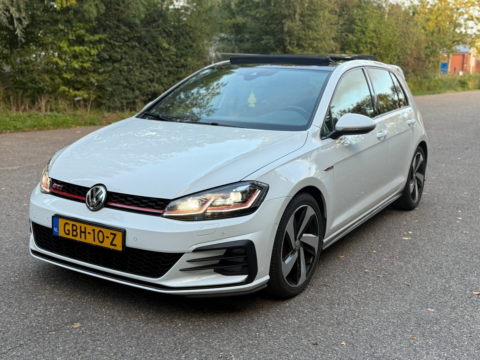 Volkswagen Golf 7,5GTI Performance | Dynaudio | Panoramadak, 4 cilinders, Wit, 1600 kg, 1308 kg