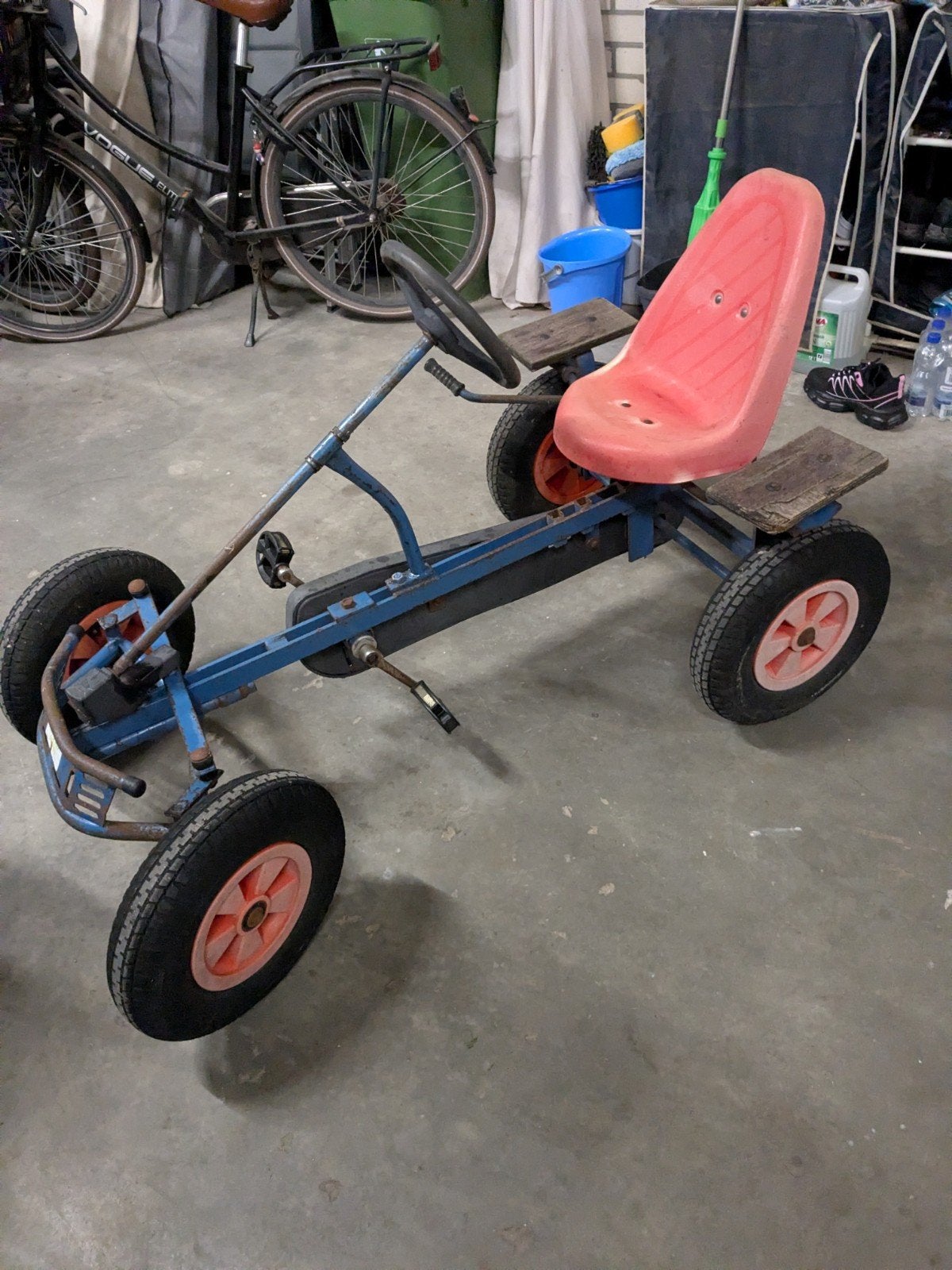 Skelter - Robuuste blauwe skelter met rood zitje, Ophalen, Gebruikt, Overige merken