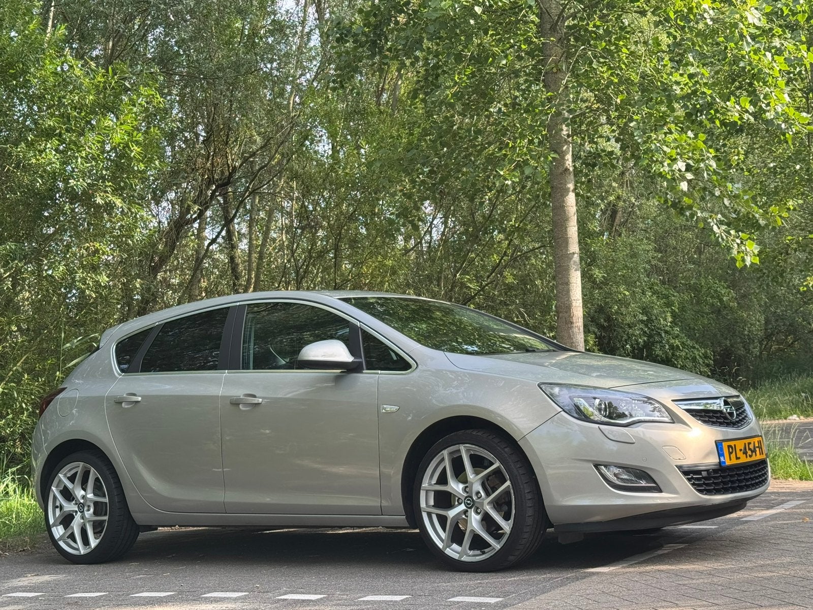 Opel Astra 1.6 Turbo 5D AUT 2010 Grijs 19inch, Auto's, 730 kg, Zwart, 4 cilinders, 179 pk