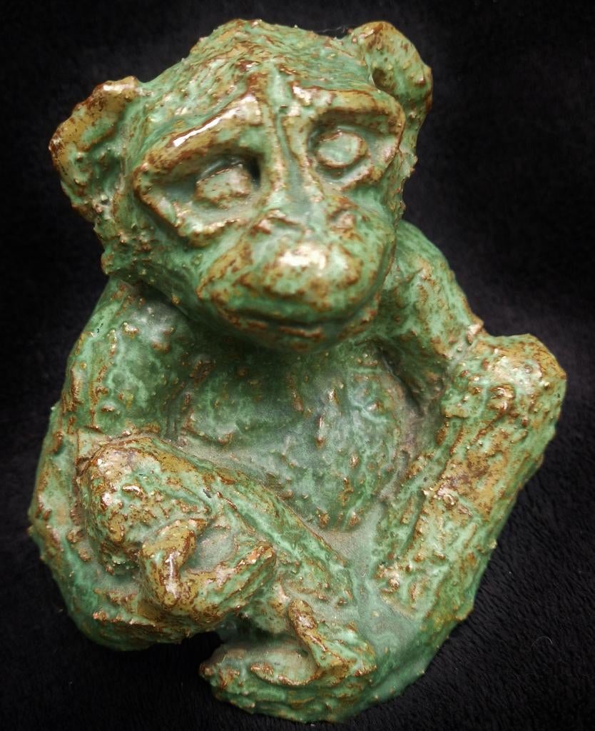 Oude geboetseerde plastiek CHIMPANSEE & jong, gesigneerd, Antiek en Kunst, Kunst | Beelden en Houtsnijwerken, Minder dan 20 cm