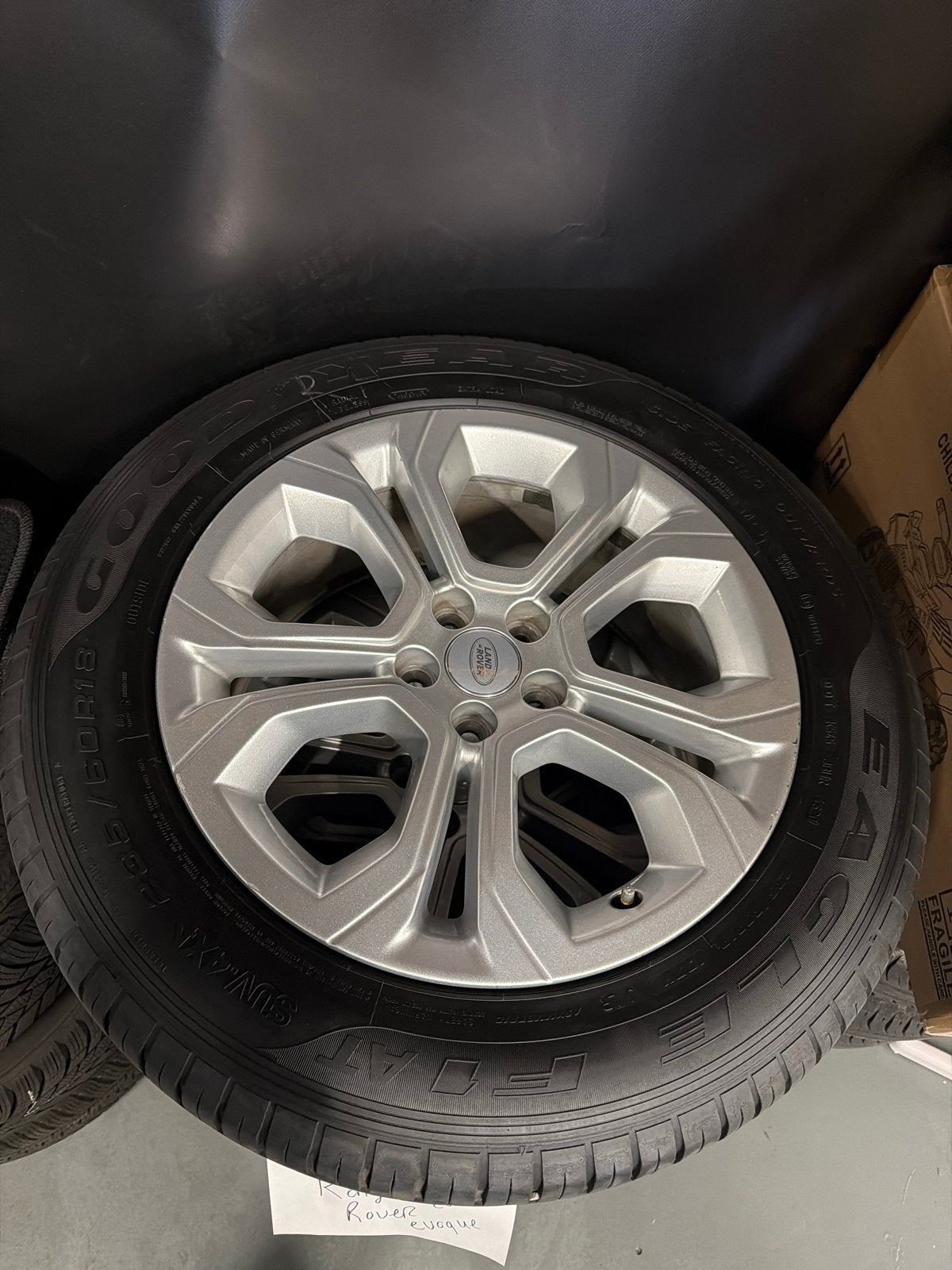 Range Rover Evoque 2021 Banden en Velgen, Ophalen, 18 inch, Gebruikt, Banden en Velgen