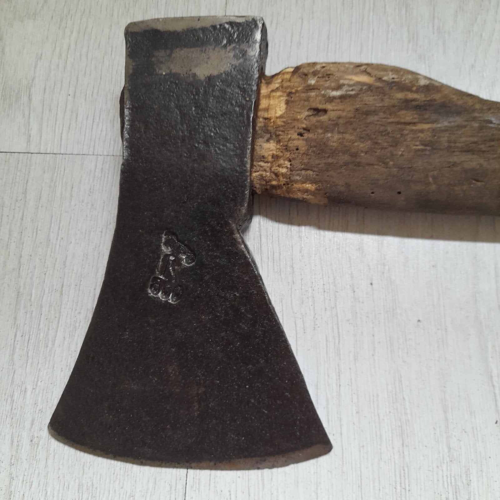 Oude antieke bijl gemerkt gestempeld lengte 40 cm, Ophalen of Verzenden