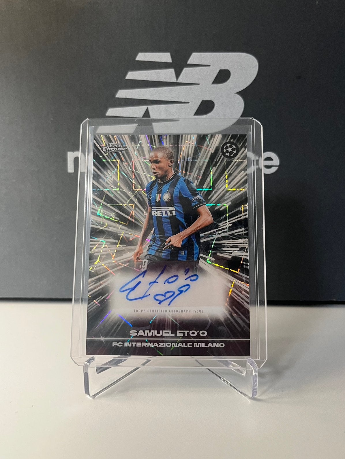 Samuel Eto’o Black Lazer auto | Topps Chrome UCC 2025-26, Ophalen of Verzenden, Zo goed als nieuw, Buitenlandse clubs, Poster, Plaatje of Sticker