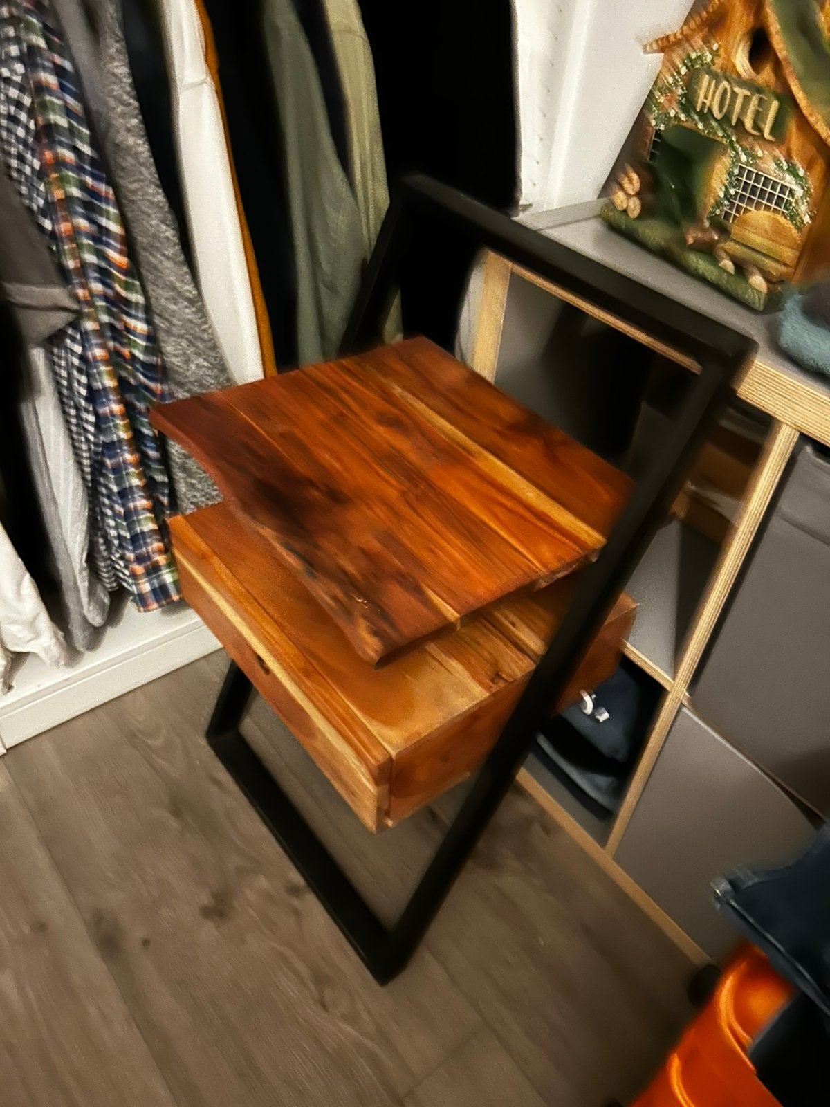 Mango hout nachtkastje, Ophalen of Verzenden, Zo goed als nieuw, Minder dan 45 cm