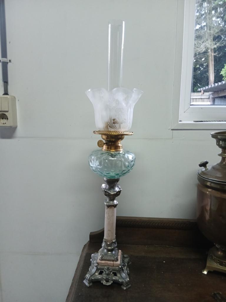 Antieke olielamp met marmeren voet en glazen kap, Antiek en Kunst, Antiek | Lampen, Ophalen of Verzenden