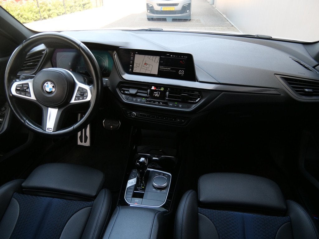 BMW 1-serie 116i M-sport 109Pk Automaat Apple Carplay / Came, Auto's, BMW, Gebruikt, Leder en Stof, Wit, Bedrijf