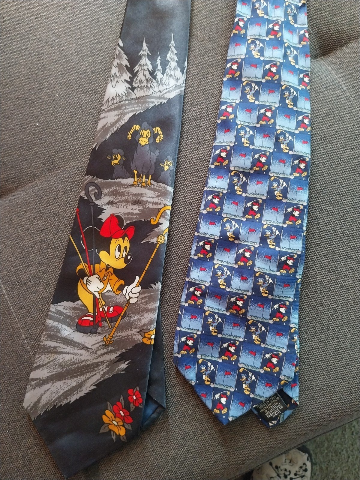 Twee unieke Disney stropdassen - Mickey Mouse verzamelobject, Meerkleurig, Ophalen of Verzenden, Met patroon, Gedragen