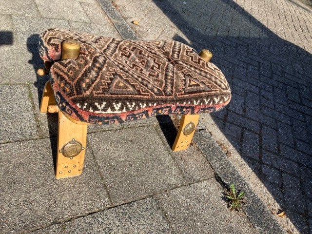vintage voetenbank/ oud kamelenzadel, Ophalen, Hout, Minder dan 50 cm, Gebruikt